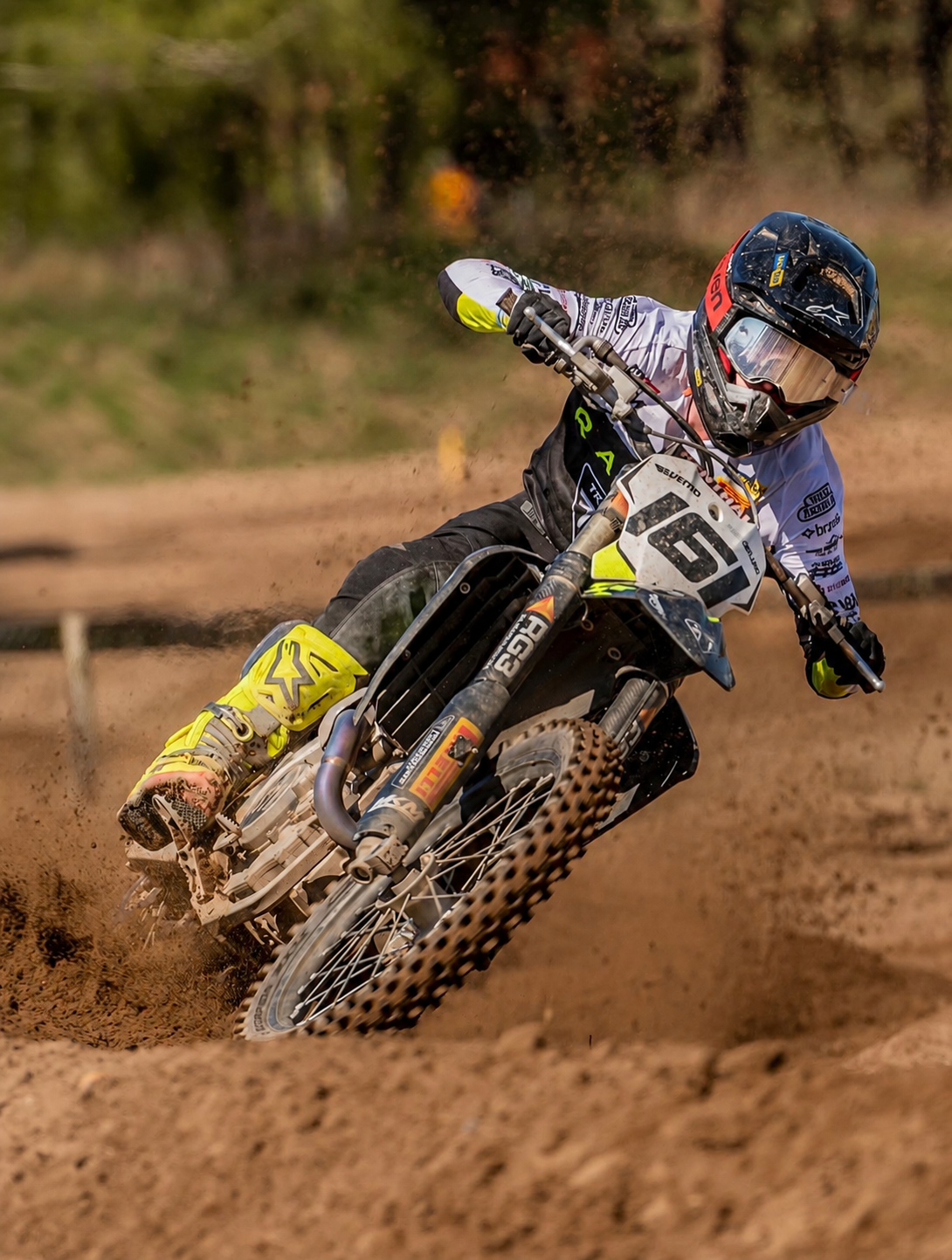 Motocrossförare med RG3-fjädring på banan